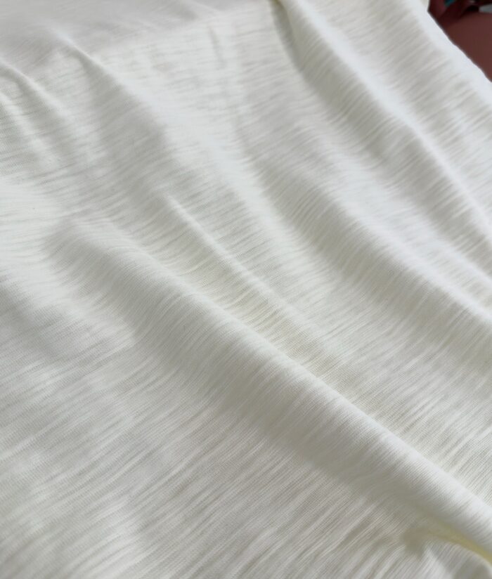 Tessuto bianco leggero e delicato, ideale per abbigliamento e decorazioni eleganti.