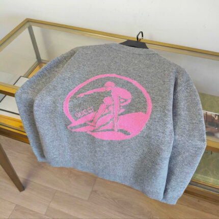 Felpa grigia con grafica moderna rosa vibrante e design dinamico sul retro.