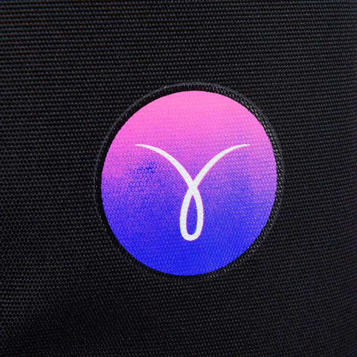 Logo circolare con gradiente rosa e blu su sfondo nero opaco, design moderno e minimalista.