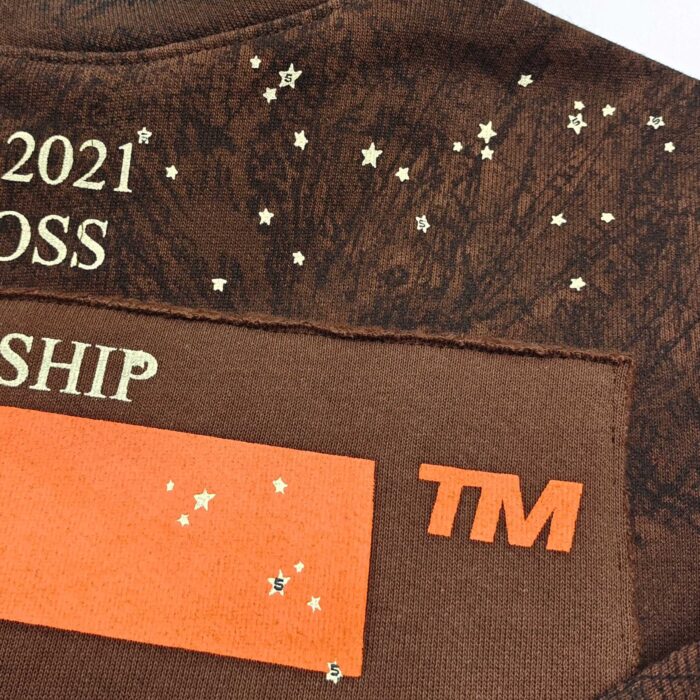 Design cerimoniale 2021 Cross Championship su tessuto marrone con stelle e patch arancione