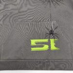 Felpa grigia con grafica ragno, ragnatela e numero neon 51, stile streetwear moderno.