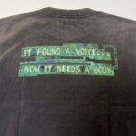 Maglietta nera con scritte neon e motivi circuitali, ideale per appassionati di cyberpunk e tecnologia.