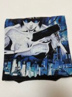 Guerriero cyberpunk muscoloso in città futuristica con aria misteriosa, armato e ambientazione high-tech.