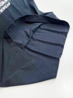 Maglietta navy in cotone con manica semplice e cuciture robuste, comoda e versatile.