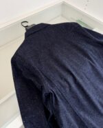 Giacca in denim navy da uomo, elegante e versatile, con cuciture di qualità e stile moderno.