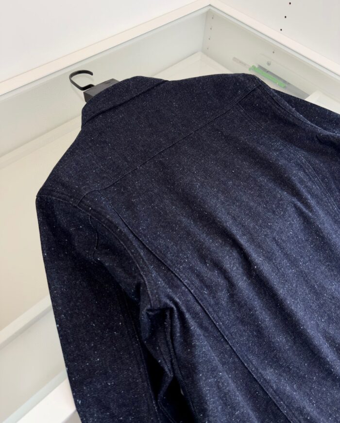 Giacca in denim navy da uomo, elegante e versatile, con cuciture di qualità e stile moderno.