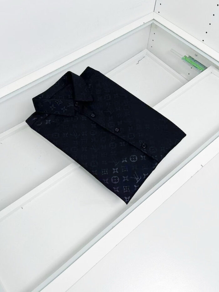 Camicia nera minimalista piegata in cassetto bianco elegante e ordinato.