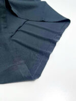 Tessuto nero elegante con cuciture precise e drappeggio morbido, perfetto per stile e comfort.