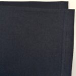 Tessuto nero di alta qualità, morbido e resistente, ideale per abbigliamento elegante e versatile.