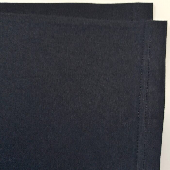 Tessuto nero di alta qualità, morbido e resistente, ideale per abbigliamento elegante e versatile.