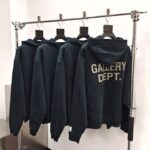 Felpe teal con logo GALLERY DEPT. stile urbano, display moderno e minimalista.