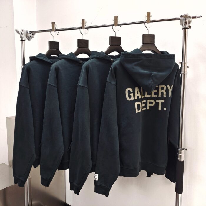 Felpe teal con logo GALLERY DEPT. stile urbano, display moderno e minimalista.