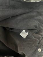 Dettagli interno di una giacca nera in tessuto resistente e stile minimalista.