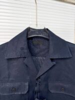 Camicia navy elegante con tasche, colletto strutturato e dettagli raffinati, ideale per ogni occasione.