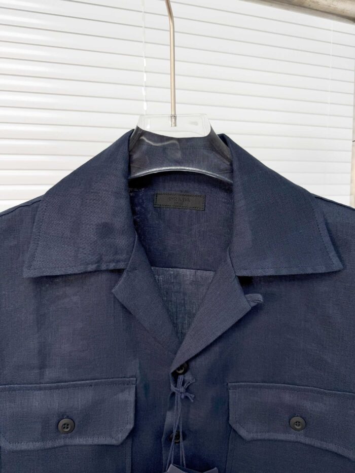Camicia navy elegante con tasche, colletto strutturato e dettagli raffinati, ideale per ogni occasione.
