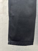 Dettaglio dellorlo dei pantaloni neri, cucitura precisa, tessuto elegante e vestibilità versatile.