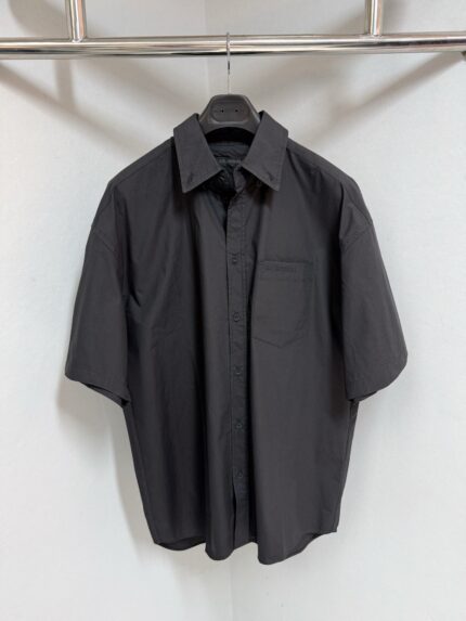 Camicia nera a maniche corte, stile minimalista, ideale per look casual e moderni.