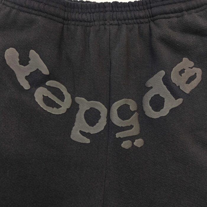 Pantaloni jogger neri con grafica stilizzata Spade, stile casual e streetwear originale.