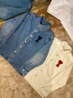 Giacca in denim e cotone con ricami a fiocco, stile casual e dettagli colorati.