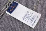 Etichetta jeans in denim Made in Italy con istruzioni di lavaggio e cura.
