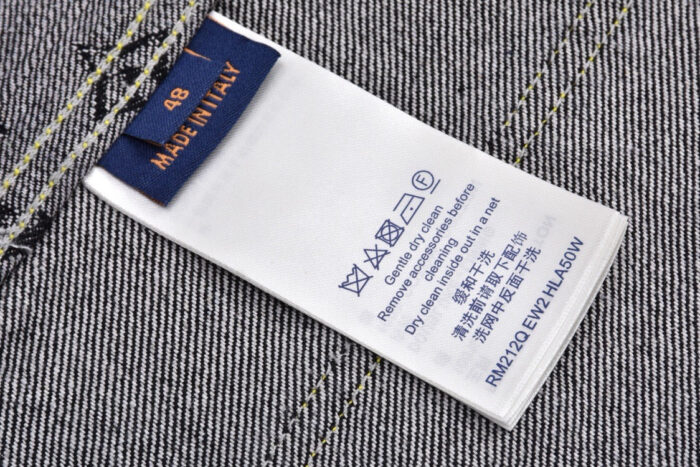 Etichetta jeans in denim Made in Italy con istruzioni di lavaggio e cura.