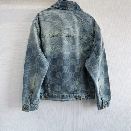 Giacca in denim con motivo checkered e stile vintage per un look casual e moderno.