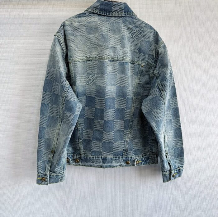 Giacca in denim con motivo checkered e stile vintage per un look casual e moderno.