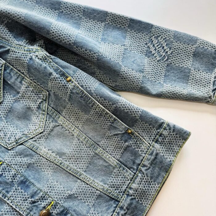 Giacca di jeans checkered donna, stile casual e moderno, con dettagli in metallo e cuciture solide.