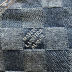 Tessuto denim patchwork checkered con ricamo bianco, stile vintage e dettagli autentici.
