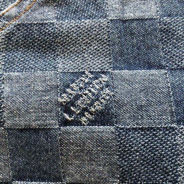 Tessuto denim patchwork checkered con ricamo bianco, stile vintage e dettagli autentici.