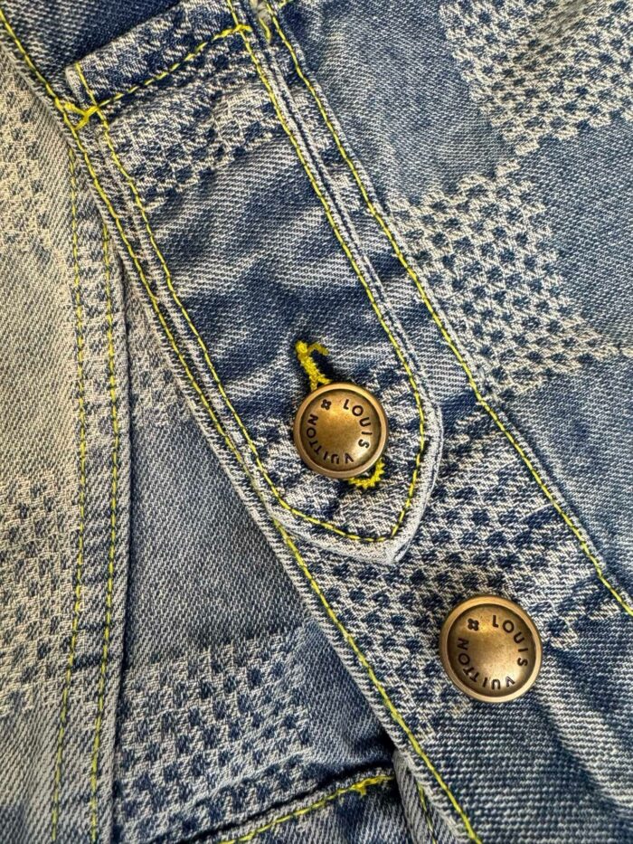 Denim con motivo checkered e bottoni in ottone dettagliati e cuciture gialle contrastanti.