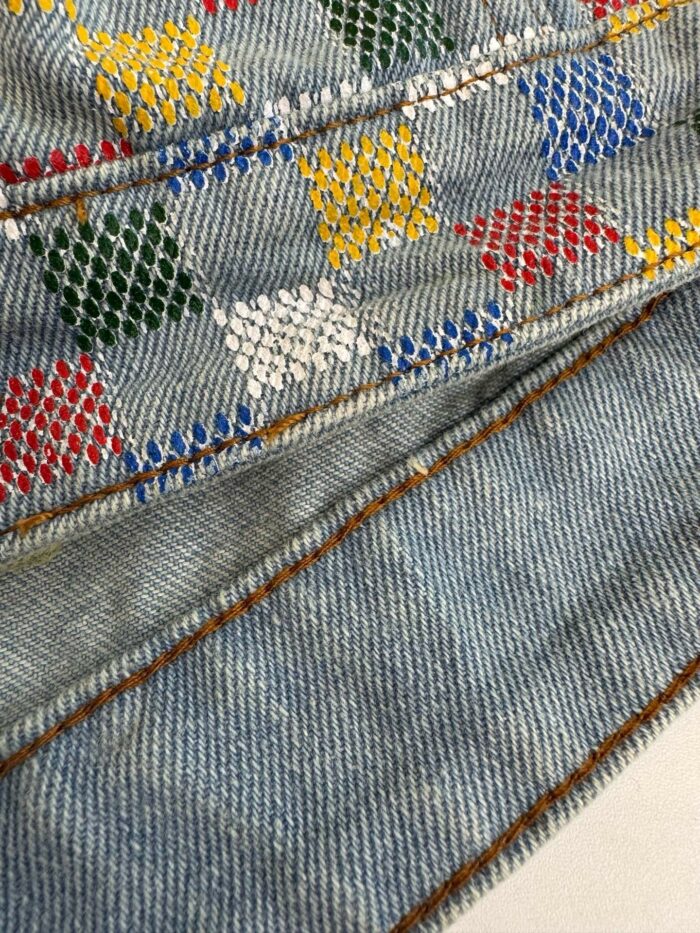 Denim colorato con ricami a diamante, dettagli ricamati e tessuto resistente.