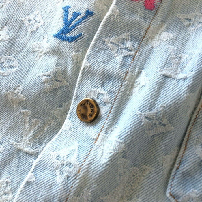 Denim di lusso ricamato con bottoni Louis Vuitton, dettagli colorati e stile elegante.
