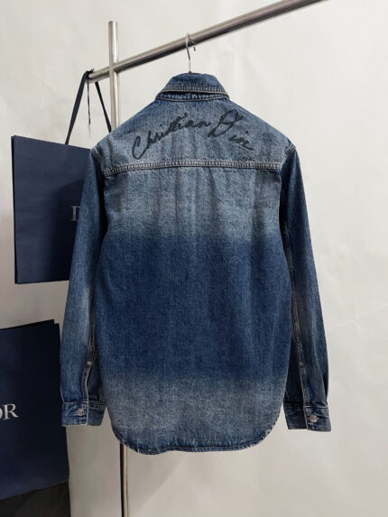 Camicia denim ombré con ricamo Chloé Jin, stile di lusso e tendenza elegante.