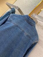 Giaccone in denim blu, stile casual e classico, dettagli di cuciture e qualità superiore.