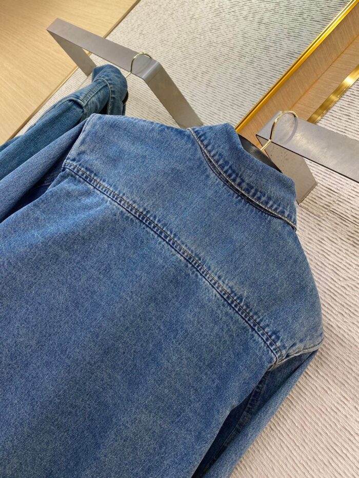 Giaccone in denim blu, stile casual e classico, dettagli di cuciture e qualità superiore.