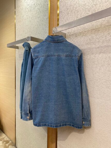 Giacca di jeans vintage con collo pronunciato, fermaglio metallico, stile casual e morbido look.