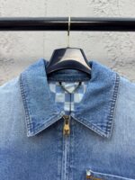 Giacchetto in denim blu con zip, colletto ampio e interno a quadretti contrasto.