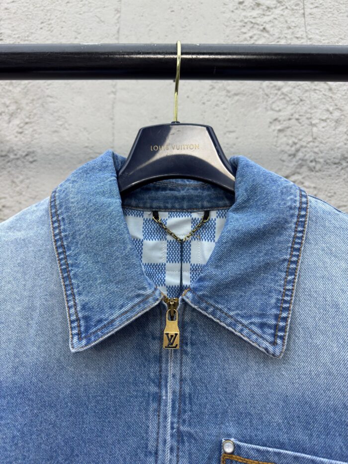 Giacchetto in denim blu con zip, colletto ampio e interno a quadretti contrasto.