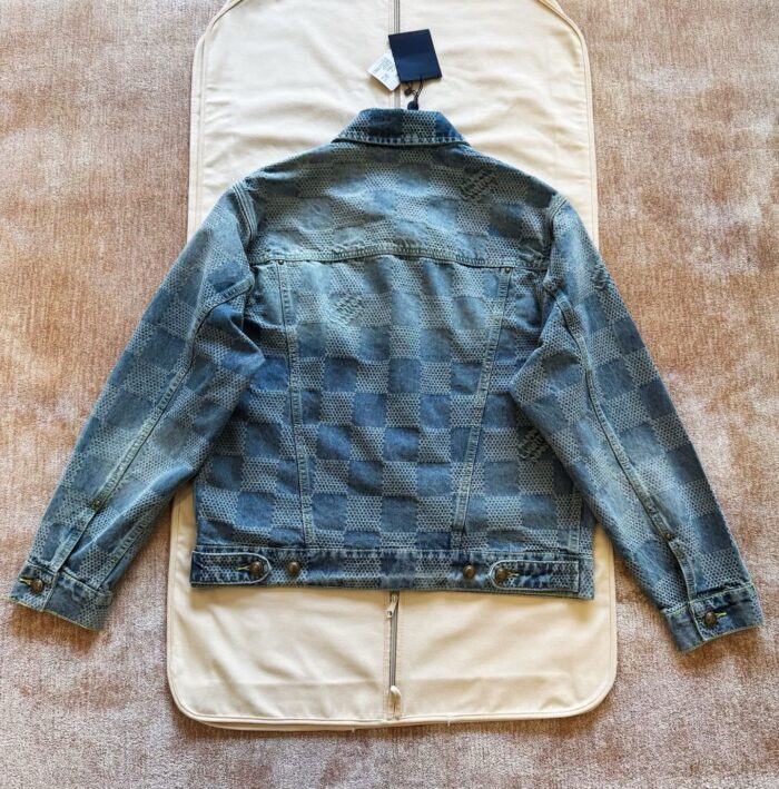 Giaccone di jeans moderno con motivo checkered, dettagli classici e vestibilità casual elegante.
