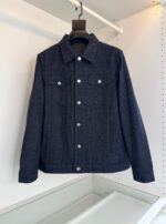 Giacchetto di jeans classico blu scuro con bottoni in metallo, stile eterno e versatile.