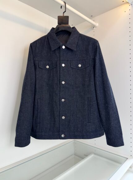 Giacchetto di jeans classico blu scuro con bottoni in metallo, stile eterno e versatile.