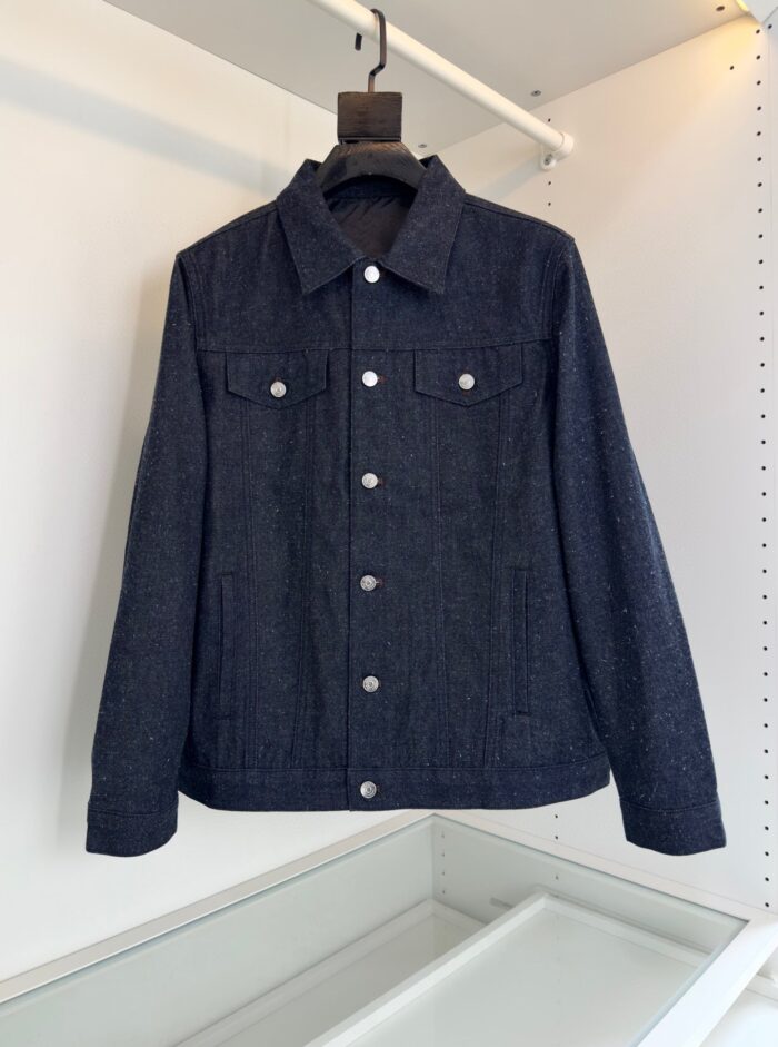 Giacchetto di jeans classico blu scuro con bottoni in metallo, stile eterno e versatile.
