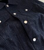Giacca in jeans blu classica, stile casual e versatile, con bottoni metallici e cuciture precise.