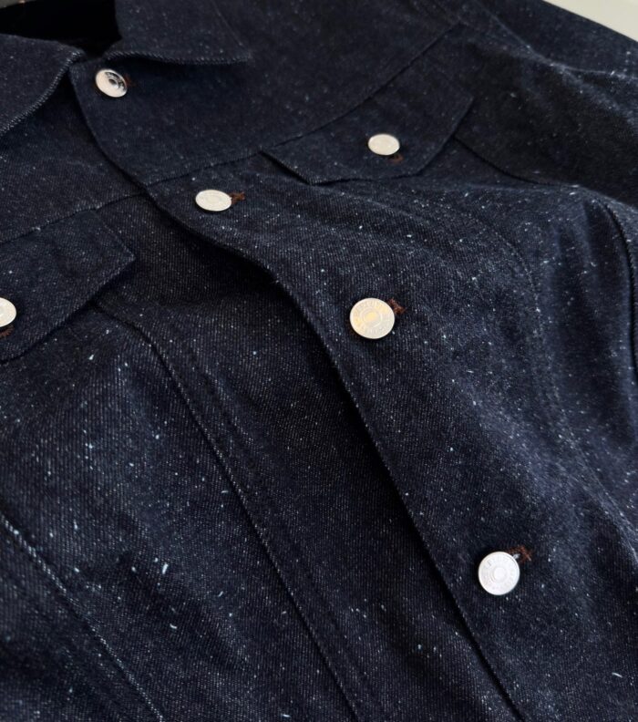 Giacca in jeans blu classica, stile casual e versatile, con bottoni metallici e cuciture precise.