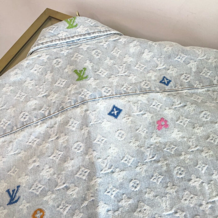 Giacca in denim con logo stiloso e colorato, stile streetwear di lusso e moda moderna.