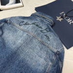 Giacca jeans Dior ricamata e moderna, con borsa di lusso, stile elegante e casual.
