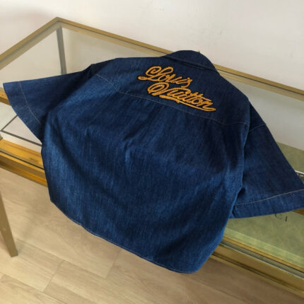 Giacchetto di jeans ricamato con nome in stile moderno su sfondo minimalista.