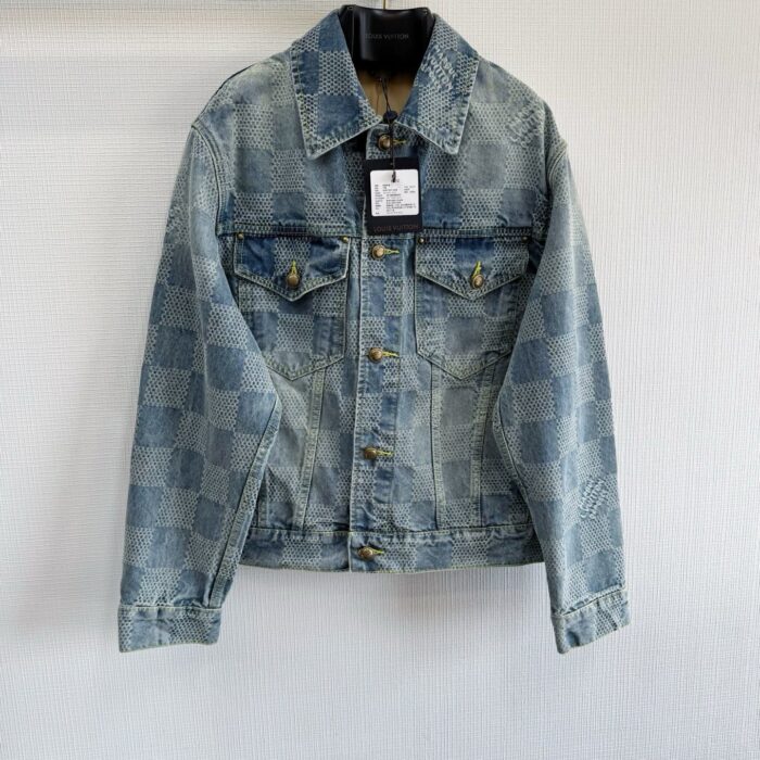Giacca di jeans con fantasia quadrettata, stile classico e dettagli moderni, pronta da indossare.