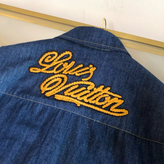 Giacca di jeans Louis Vuitton con ricamo giallo logo stilizzato sul retro